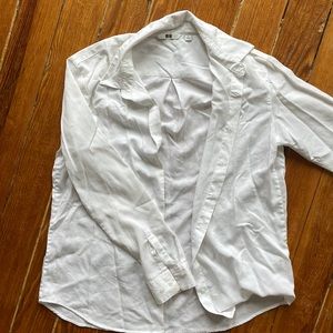White UNIQLO button up shirt barley used size S